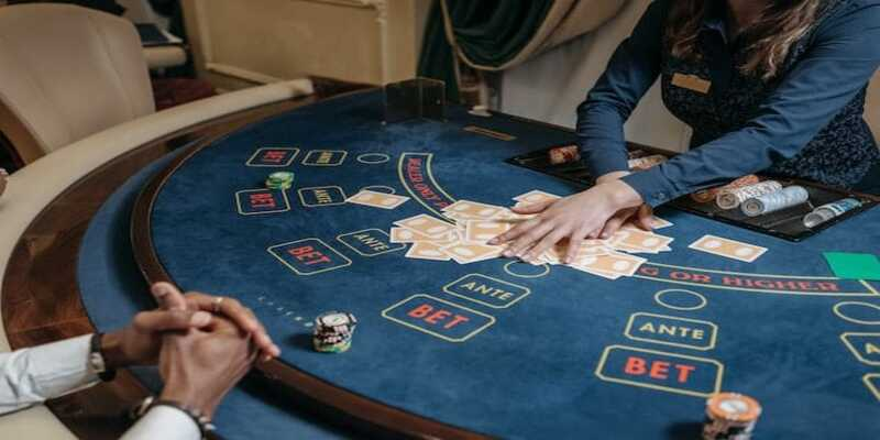 Share how to deal Baccarat cards and the most basic rules